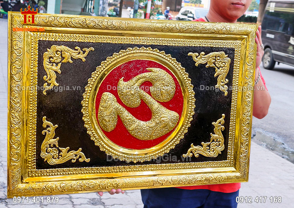 Bức tranh chữ tâm mạ vàng được chế tác hoàn toàn thủ công